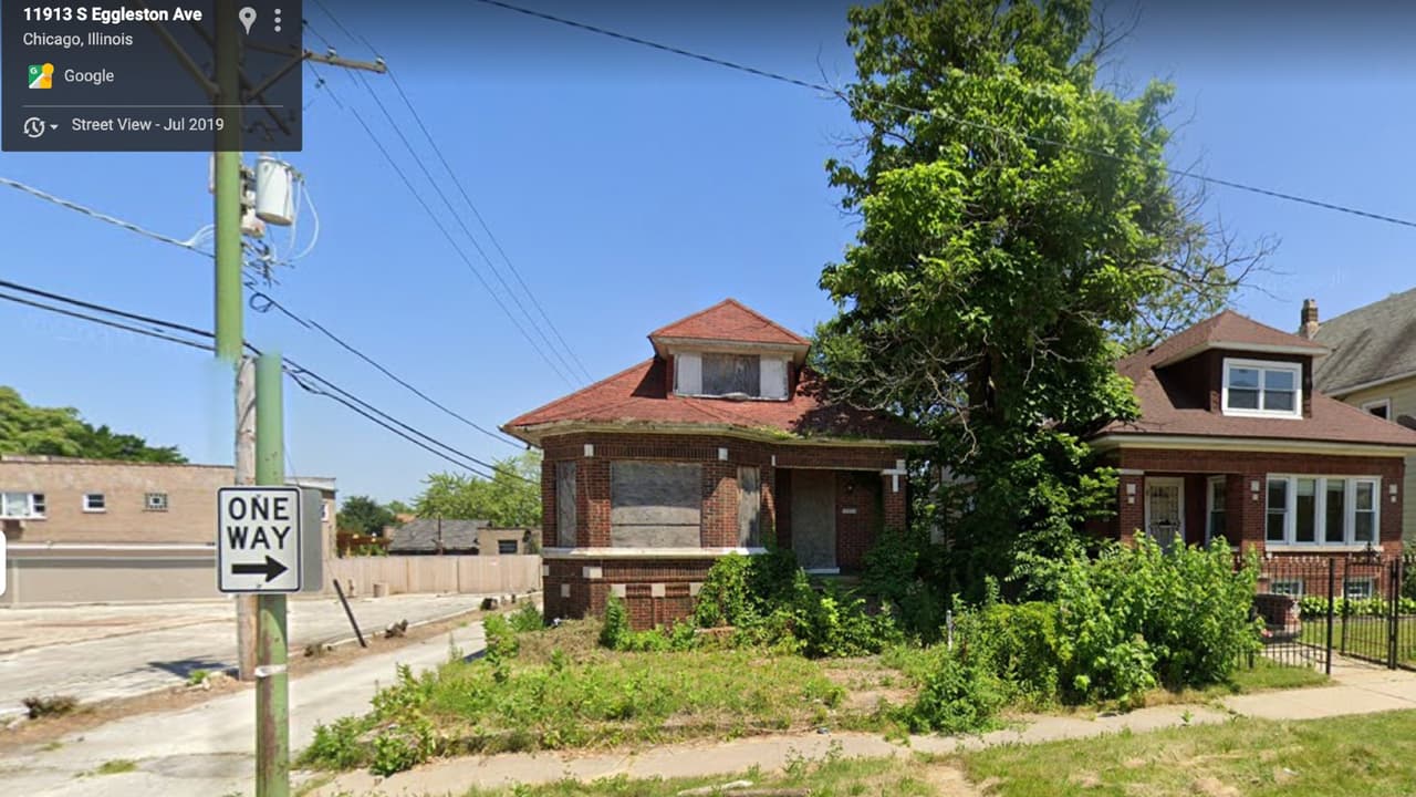 Hallan a una mujer amarrada con una cadena en una casa abandona en el sur de Chicago