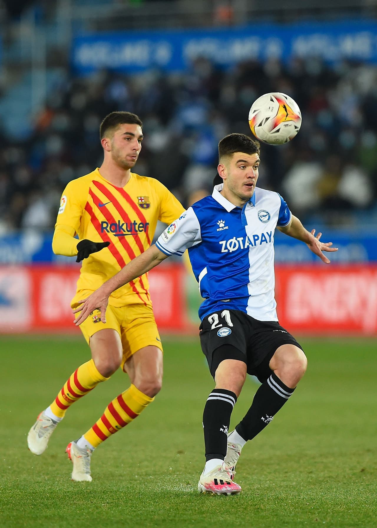 El Barcelona batalló mucho para vencer al Alavés, uno de los peores de LaLiga, pero al final lo hizo con un gol de Frenkie de Jong.