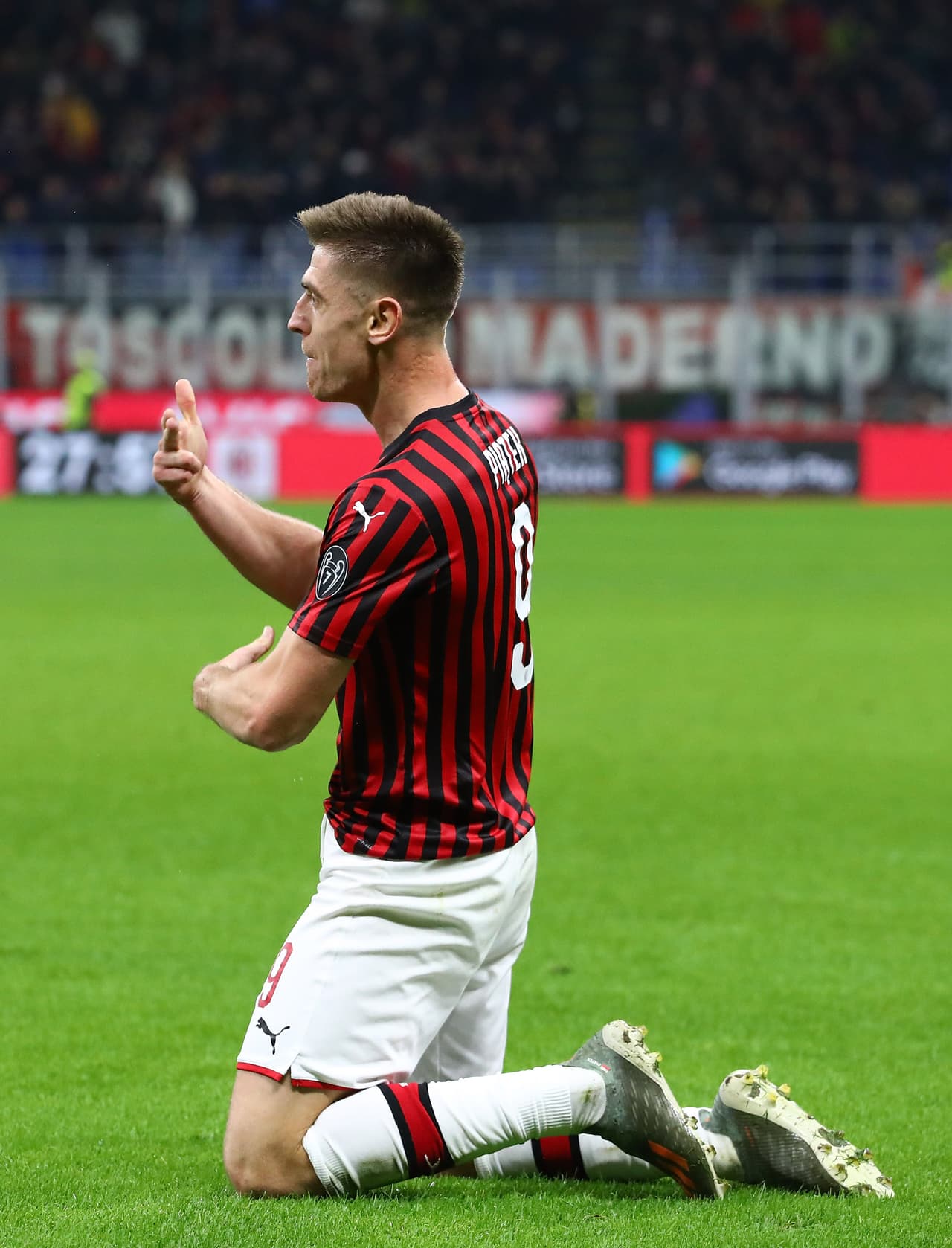 Krzysztof Piatek del AC Milan celebra su gol.