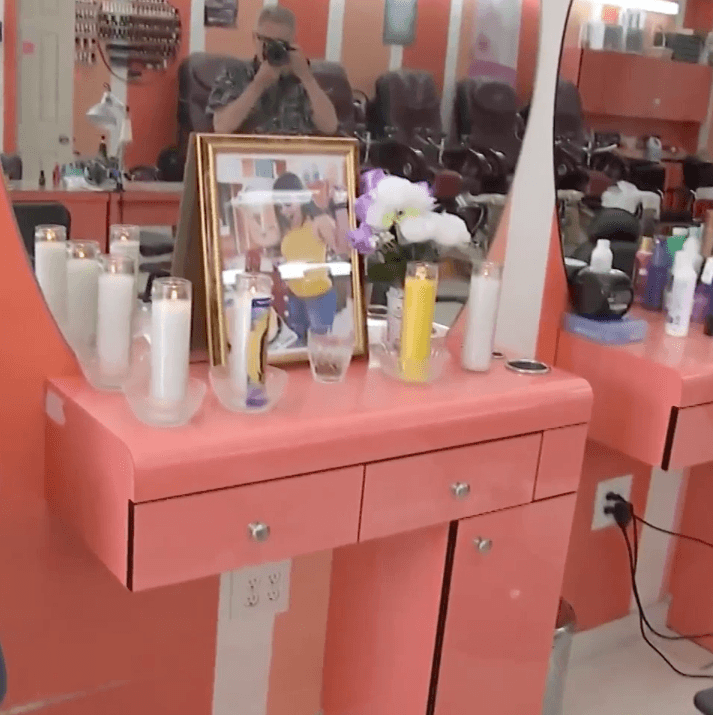 El día después del incidente en el salón de belleza, las compañeras de trabajo de Iris hicieron un santuario con velas y una foto de ella.