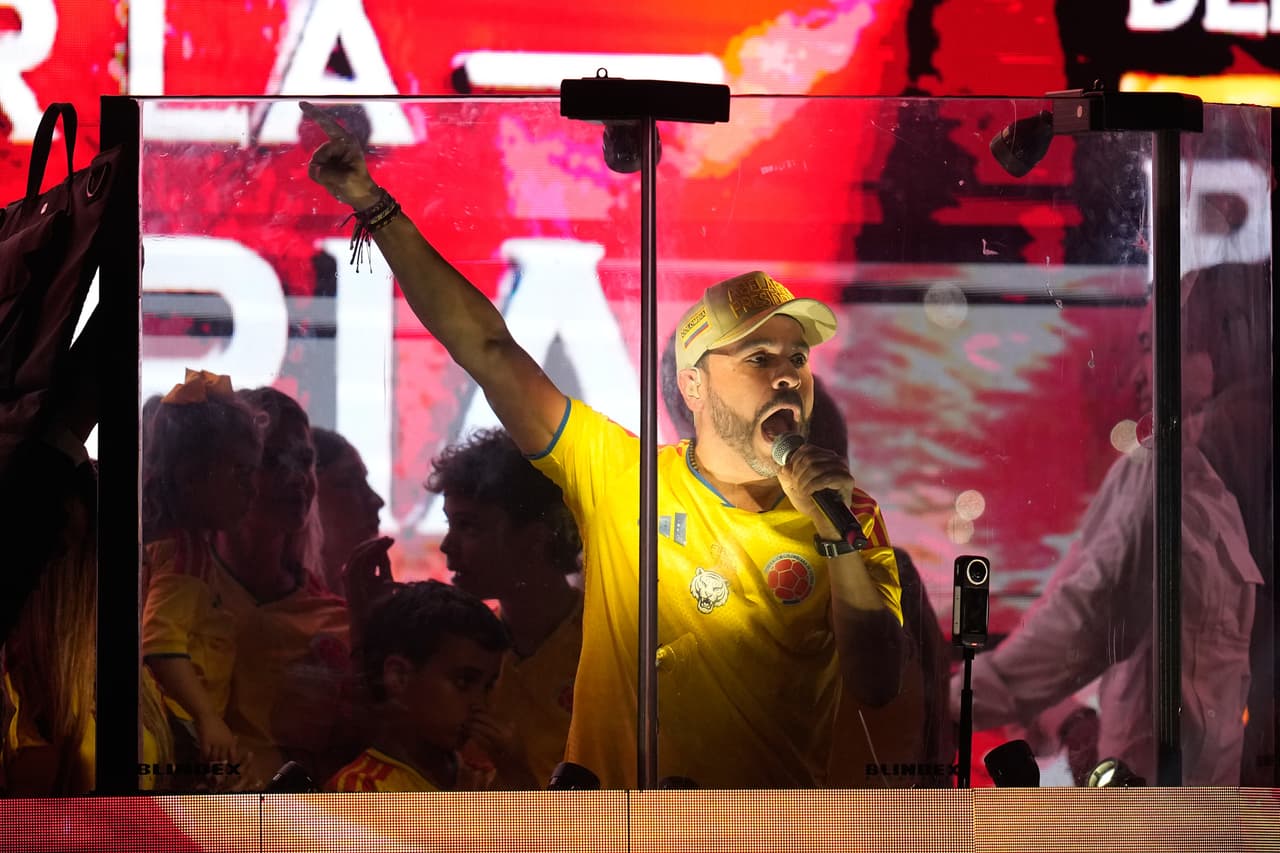 El candidato presidencial Abelardo de la Espriella celebra que lidera la primera vuelta de las elecciones presidenciales y va a una segunda vuelta, en Barranquilla, Colombia, el domingo 31 de mayo de 2026. (Foto AP/Fernando Vergara)