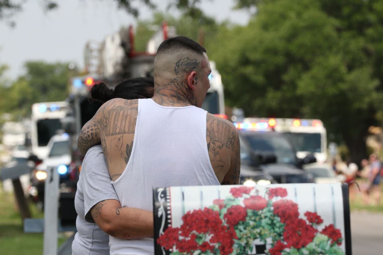 "A uno de los bomberos lo están revisando los paramédicos por estar exhausto... este tiempo (caliente) es terrible", dijo el capitán a cargo de este batallón.