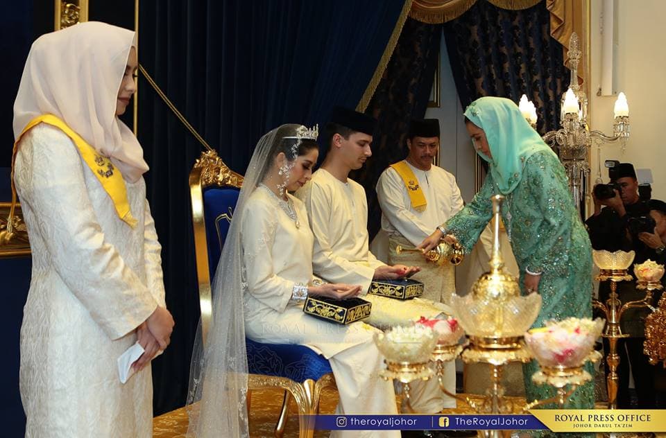 Ya convertido al Islam, este holandés debió dar un dote a los padres de la novia, este fue de forma simbólica y por poco más de 5 dólares.