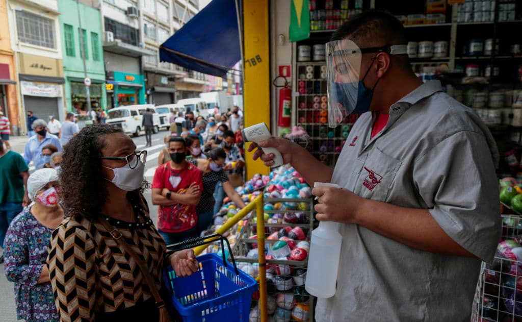 Una persona espera su turno para entrar en un comercio en la ciudad de Sao Paulo el miércoles 10 de junio, el primer día de apertura de establecimientos en la ciudad desde el inicio de la cuarentena.