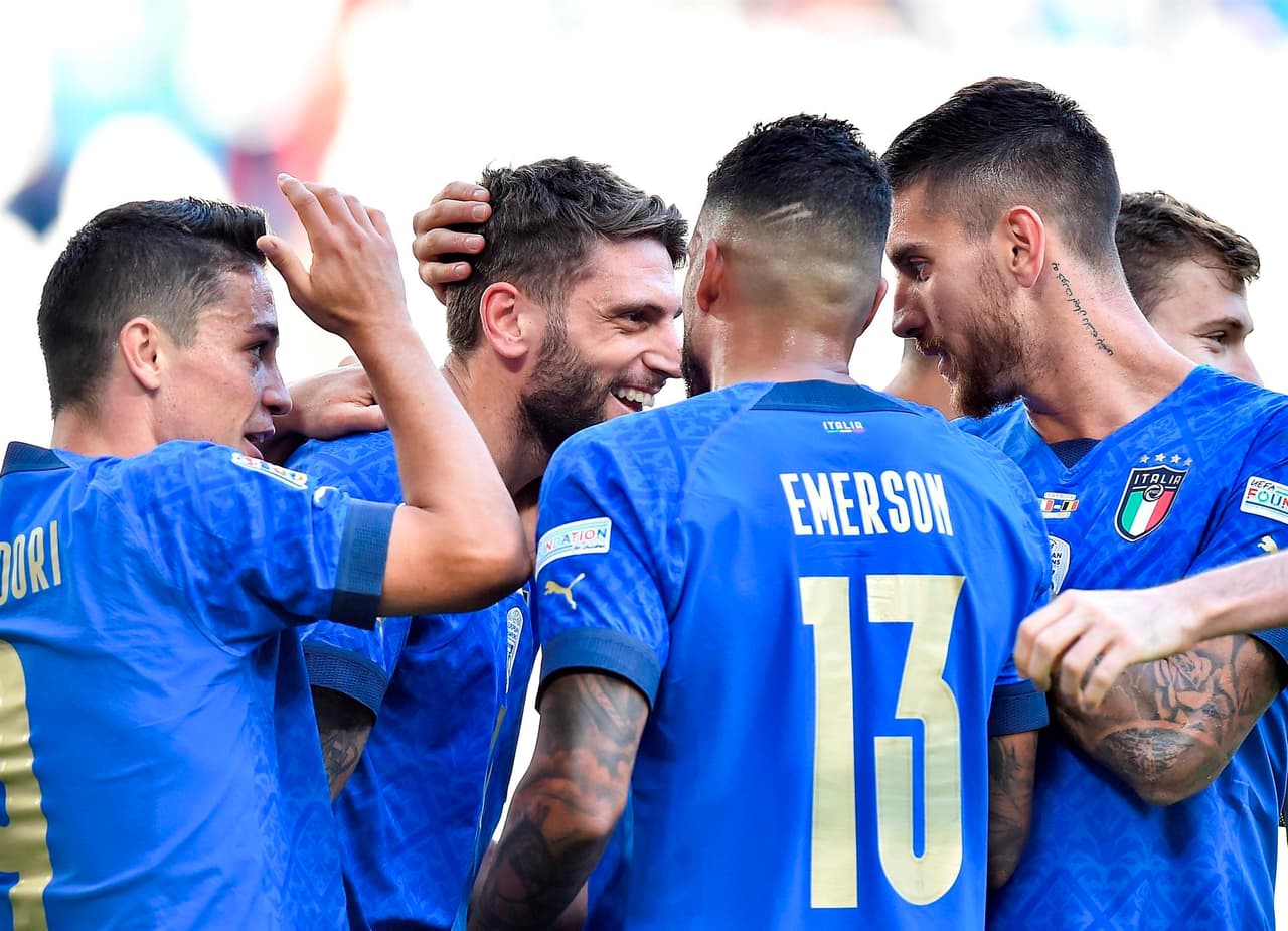 Italia se queda con el tercer lugar de la UEFA Nations League tras vencer 2-1 a Bélgica. Con anotacion de Barella y un penalti cobrado de Berardi, la 'Azzurra' se lleva la victoria. El único tanto por parte de los 'red devils' fue de Charles De Ketelaere ya al final del encuentro.