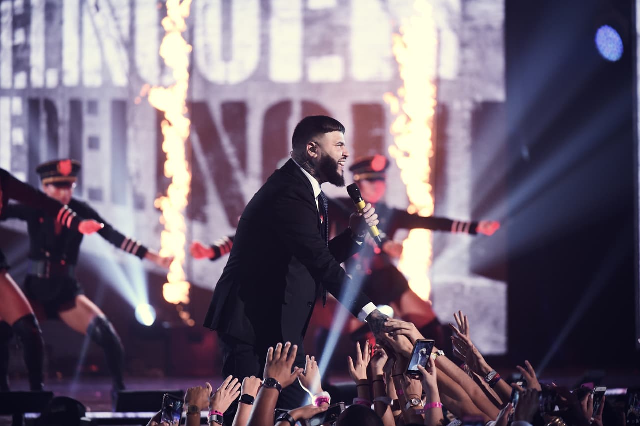 Farruko nos sorprendió con su atuendo formal, con traje y corbata, necesarios para esta representación y el mensaje que lanzó: "Menos delincuentes disfrazados de políticos".