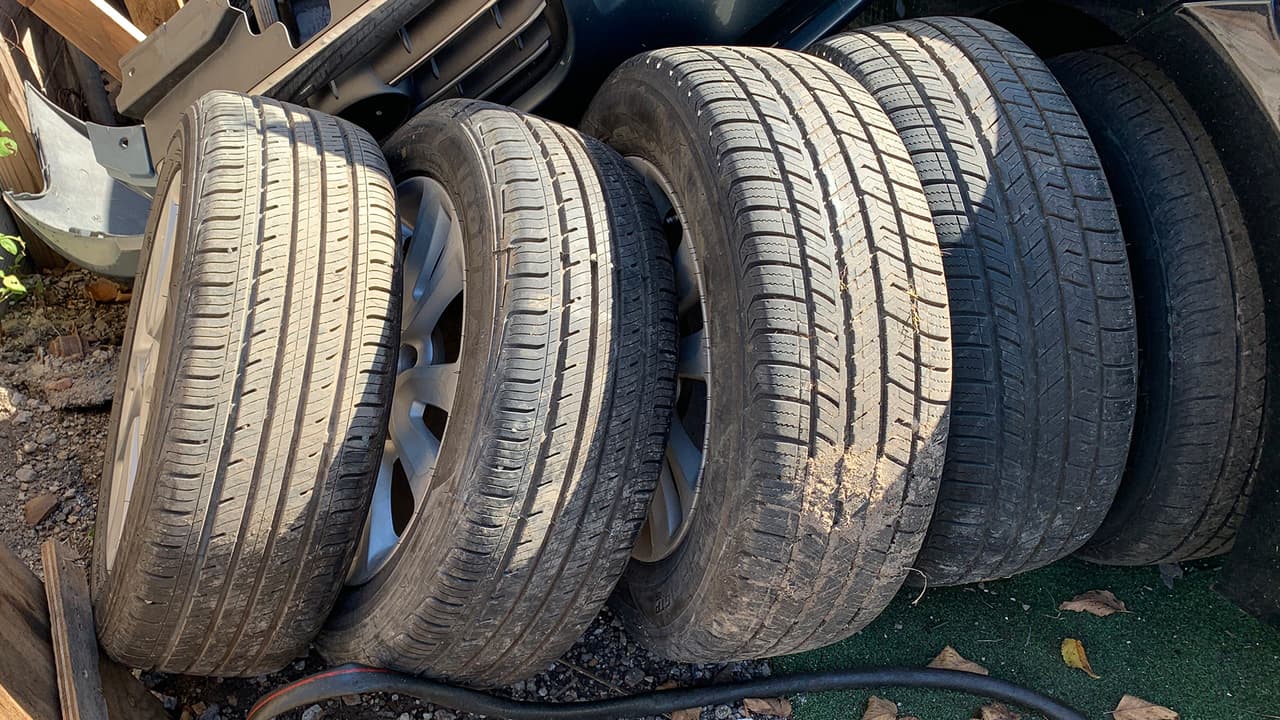 Si notas que las
<a href="https://www.univision.com/local/houston-kxln/presion-llantas-tiempo-frio" target="_blank">llantas</a> están muy gastadas, entonces es momento de cambiarlas y si tienen grietas también porque es peligroso manejar con llantas en esas condiciones.