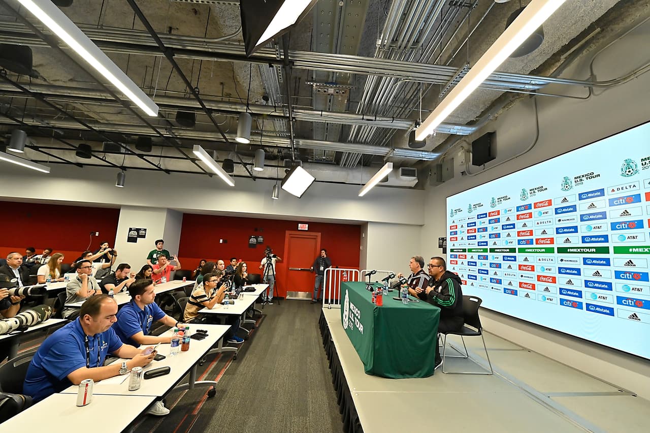 El entrenador de la Selección de México, el argentino Gerardo 'Tata' Martino, conversó esta tarde en Atlanta con la prensa de cara a su partido de preparación contra Venezuela y dando detalles de cómo su lista final para la edición 2019 de la Copa Oro está quedando diseñada. Así reaccionó el técnico del Tri.