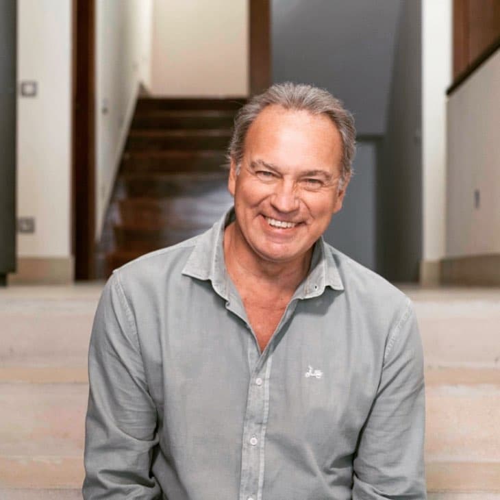 A la par de sus deseos de ser padre, Vicente Fernández Jr. se encuentra muy emocionado por el lanzamiento de un próximo sencillo a lado del presentador español Bertin Osborne, que ahora cantará con mariachi, por lo que invitó al cantante mexicano a colaborar con él y probablemente el siguiente año lancen un disco juntos.