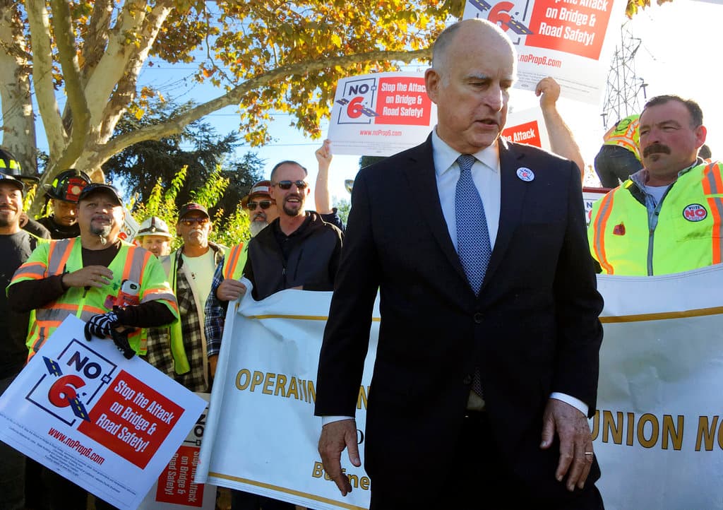 Este es el quinto ajuste de un plan escalonado de aumentos por 10 años. Fue aprobado en 2017 por el gobernador Jerry Brown, y tiene como meta recaudar un total de 52,400 millones de dólares, destinados principalmente a la reparación de carreteras e infraestructuras.