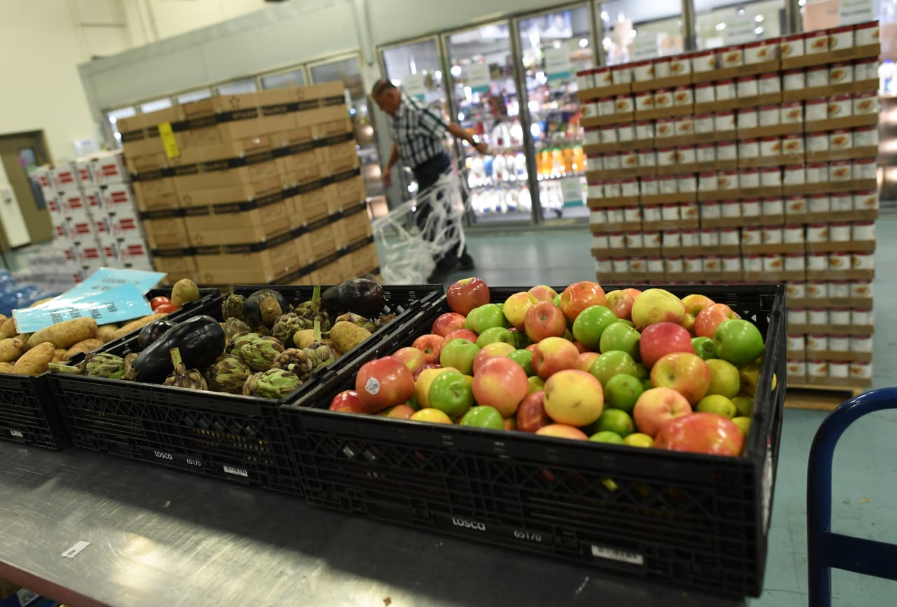 <b>Alimentación.</b> Buscar cupones de comida en el
<a href="https://www.fns.usda.gov/snap/state-directory"><u>Servicio de Atención y Nutrición de su estado</u></a>, en centros de alimentación gratuita (como Food Pantry o Soup Kitchen) o en organizaciones religiosas. El gobierno cuenta con una línea de asistencia inmediata: 1-877-8-HAMBRE. Esta fotografía, del 16 de octubre de 2019, fue tomada en las instalaciones de la organización Community Food Share, de Louisville, Colorado.