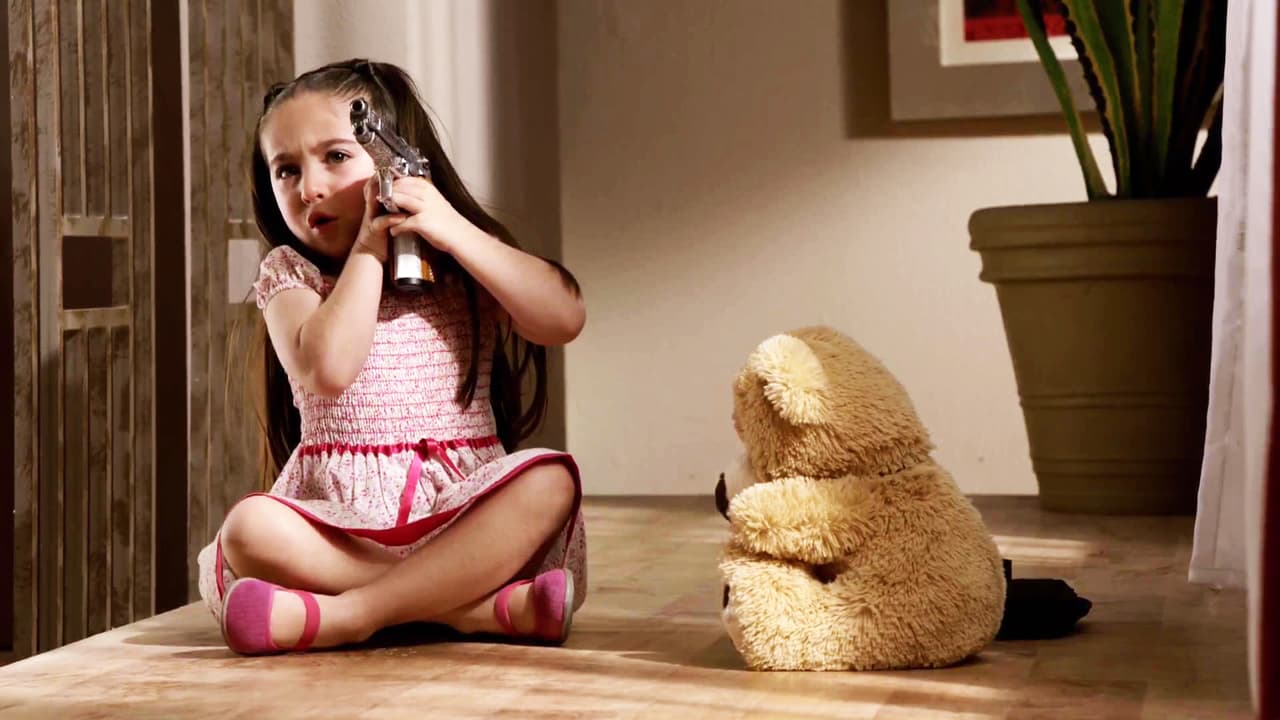 Pero más adelante estuvimos a punto de ver una desgracia, y es que Paloma encontró la pistola que
<b><a href="http://www.univision.com/novelas/la-doble-vida-de-estela-carrillo/danilo-carrera-es-danilo-cabrera-en-la-doble-vida-de-estela-carrillo">Danilo</a></b> había escondido y se puso a jugar con ella.