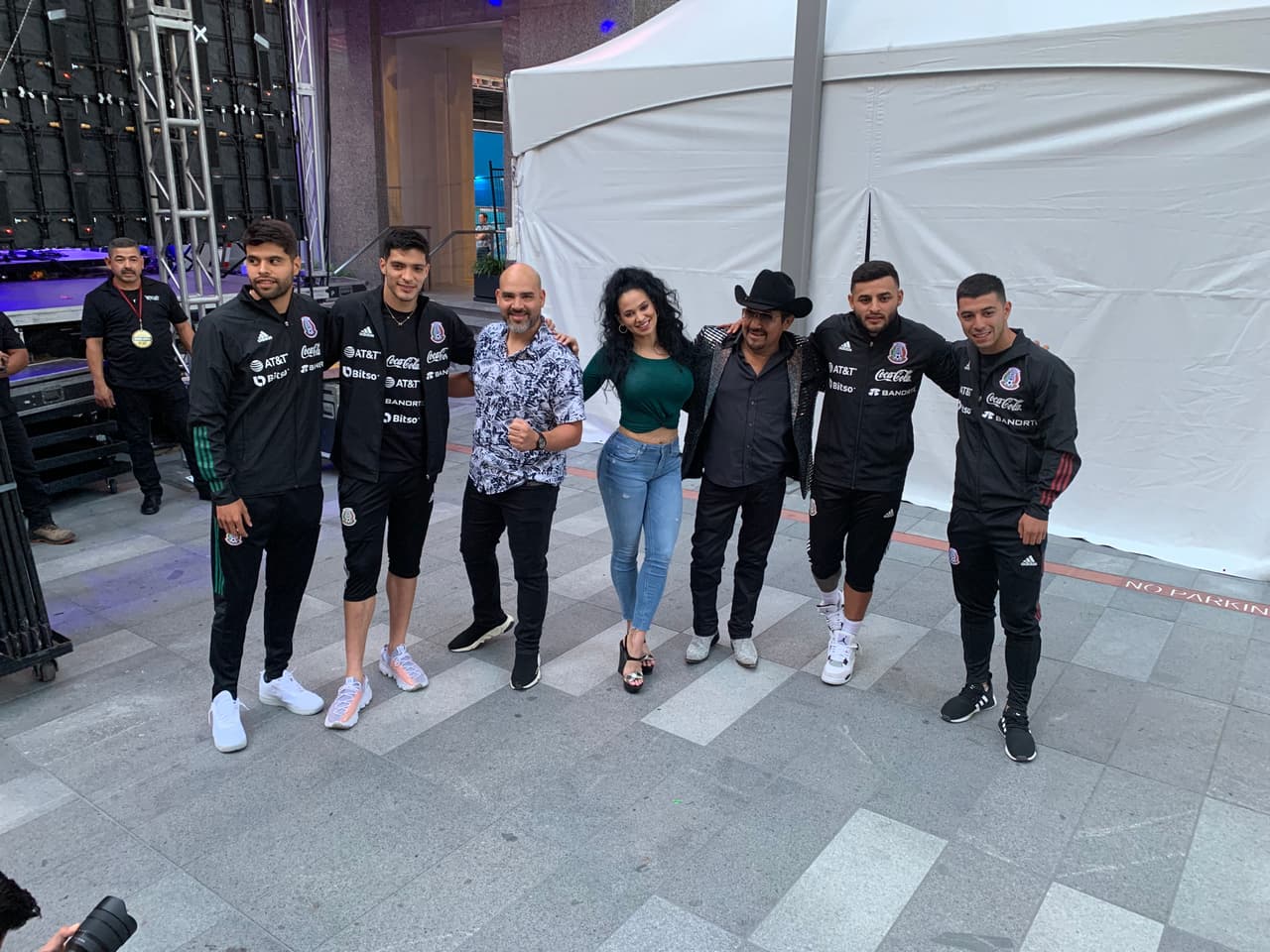 Sin embargo,
<b><a href="https://www.univision.com/temas/raul-molinar-el-pelon">Raúl 'El Pelón'</a></b>,
<b>Carla Medrano</b> y
<b>El Feo</b> también se codearon con algunos de los jugadores de la Selección Mexicana:
<b>Nesto Araujo, Raúl Jiménez, Alexis Vega y Erik Lira</b>.