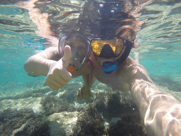 "Rodeados por un cardumen de peces azules 🐟🐬🐡🐳😄😁👌👏👏👏 #santitime❤️🐳🐬", escribió el argentino.