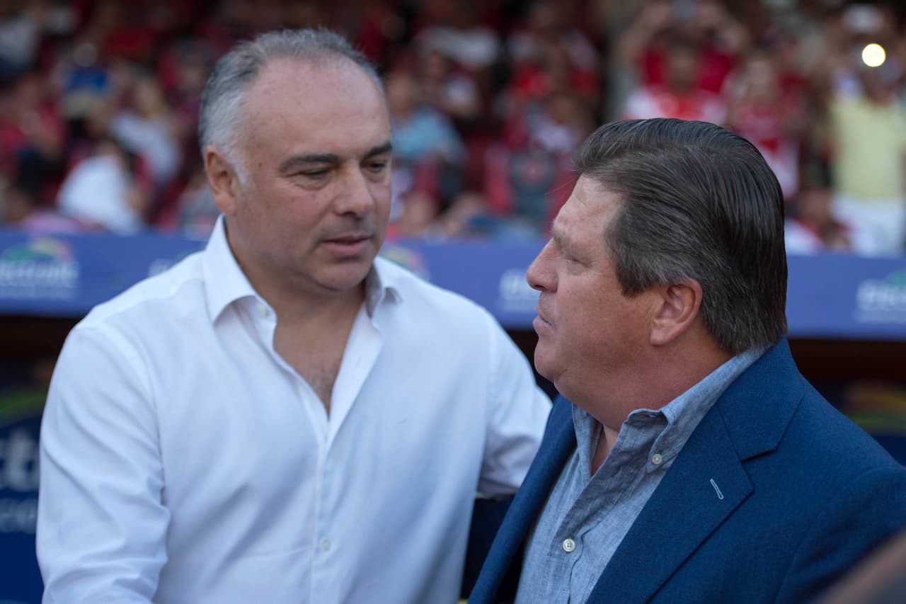 Guillermo Vázquez y Miguel 'Piojo' Herrera con el saludo protocolario antes de que el árbitro César Ramos diera inicio al partido.