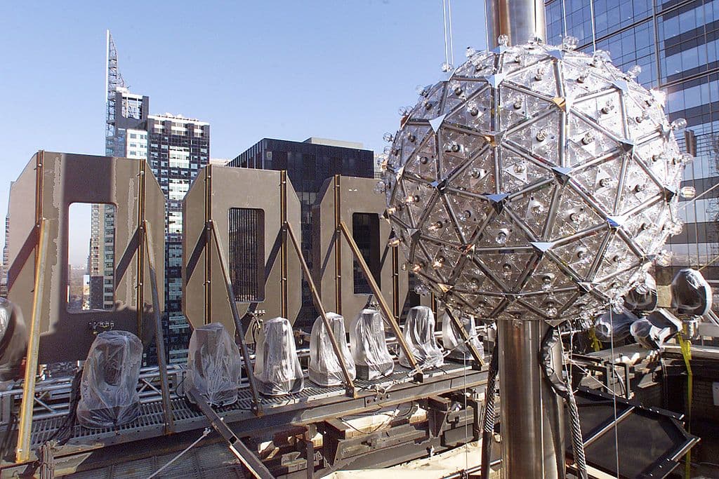 La que se usó
<b>para recibir el año 2000, </b>pesaba 1,070 libras y contaba con 504 cristales de Waterford triangulares; la bola Constelación tiene 5,280, redondos y
<b>en tres tamaños distintos.</b>