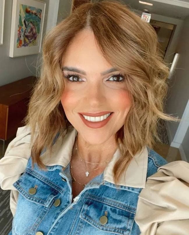 "¡Ay!
<b>Cuando los hijos se van de la casa llegan tantos sentimientos encontrados</b> y lo primero que pensamos es lo siguiente: ¿Cómo pasó el tiempo tan rápido?", reflexionó sobre la maternidad.
<br>
<br>