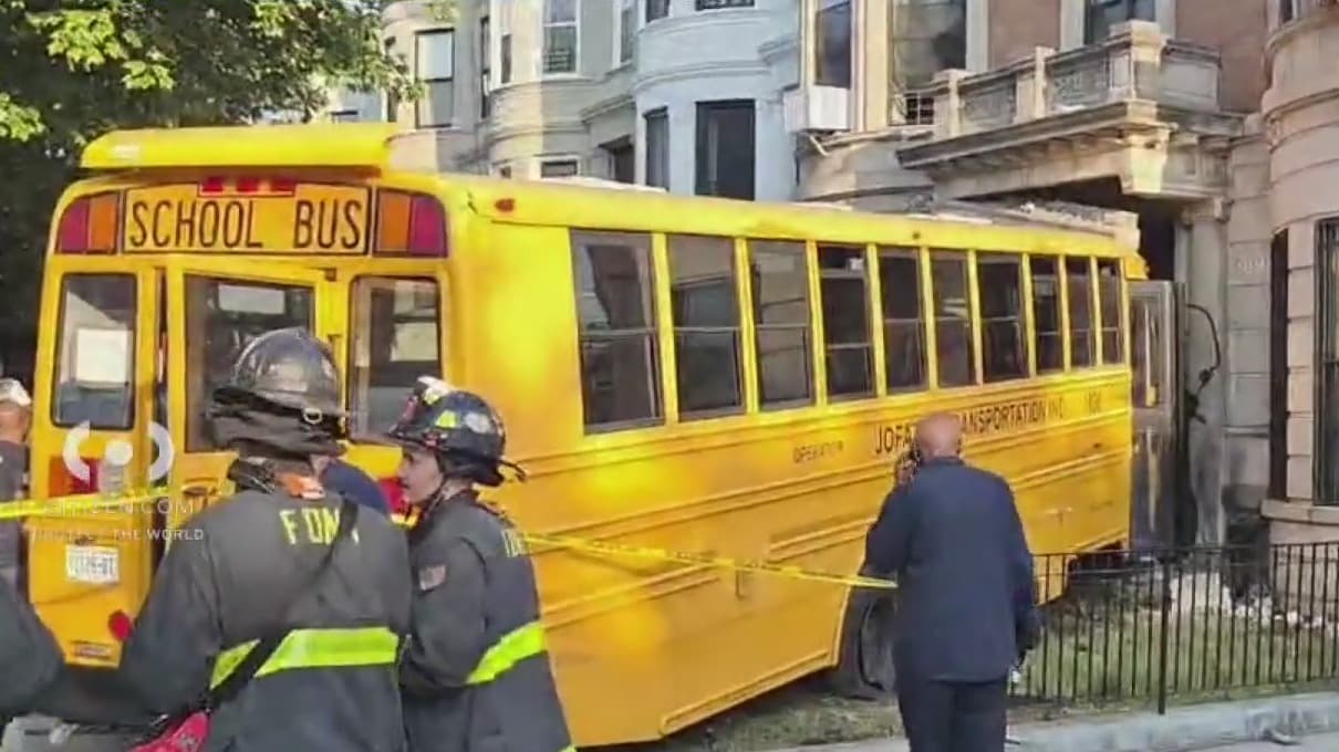 Autobús escolar choca contra edificio en Brooklyn y provoca evacuación: hay un herido