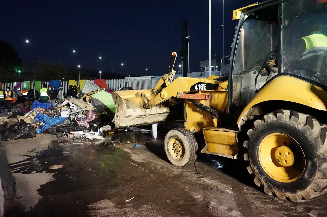 Desalojan campamento con 381 migrantes, en su mayoría centroamericanos y mexicanos, en Tijuana, México