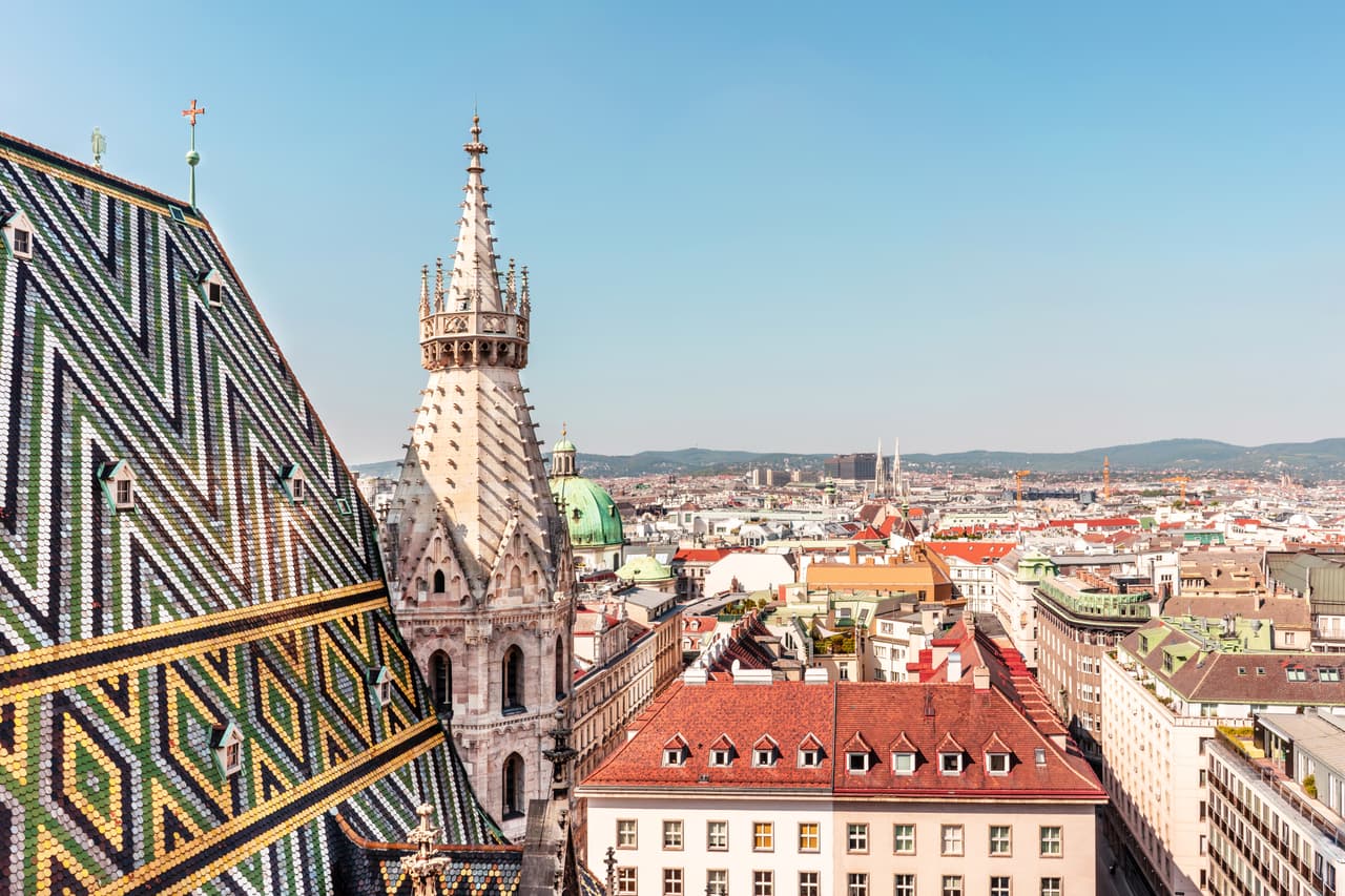 <b>Austria</b>
<br>
<br>
<b>Centro histórico de Viena. </b>
<br>
<br>“Se deben continuar los esfuerzos para asegurar la coherencia de los nuevos desarrollos en el centro histórico de Viena”,
<a href="https://whc.unesco.org/en/list/1033"><u>se lee en el informe de la UNESCO</u></a>.
<br>