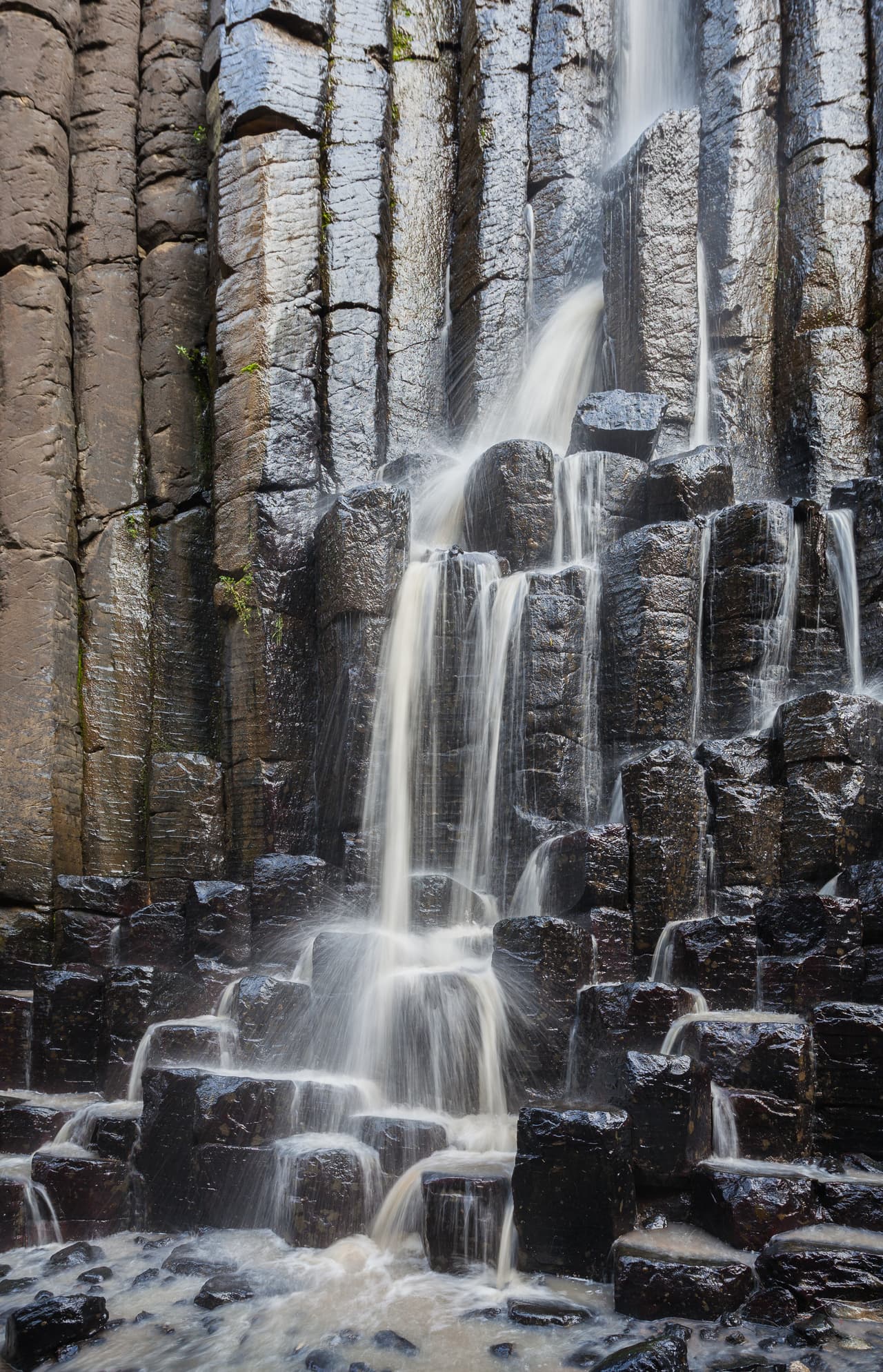 Estas columnas se ubican en la barranca de Alcholoya. Caen sobre ellas cuatro cascadas de agua de la presa de San Antonio Regla, de una altura de hasta 40 m.