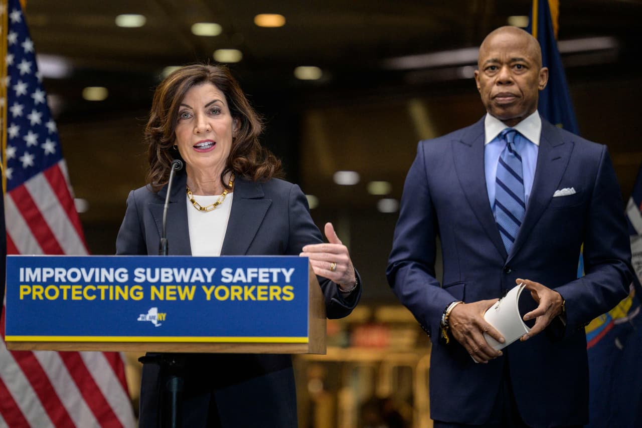 Gobernadora de Nueva York evalúa destituir al alcalde Adams tras salida de funcionarios