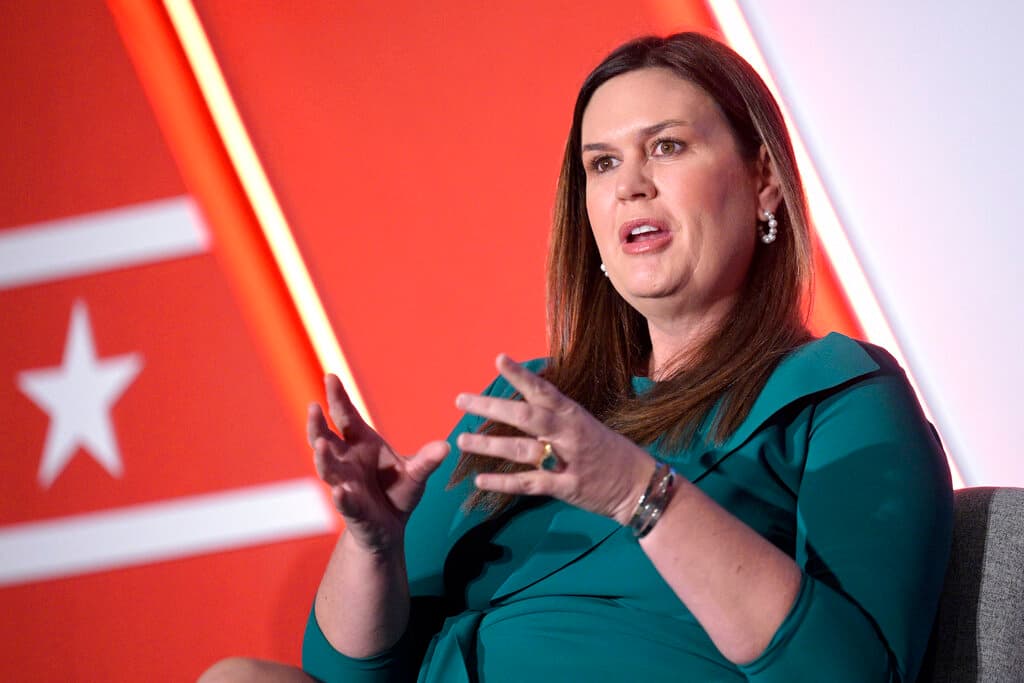 Sarah Huckabee Sanders, responde una pregunta mientras participa en un panel de discusión durante una conferencia de la Asociación de Gobernadores Republicanos el 16 de noviembre de 2022 en Orlando, Florida.