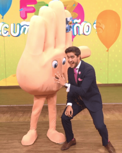 Y después de tanto juego Rodolfo y Hi-5 chocaron sus manos.