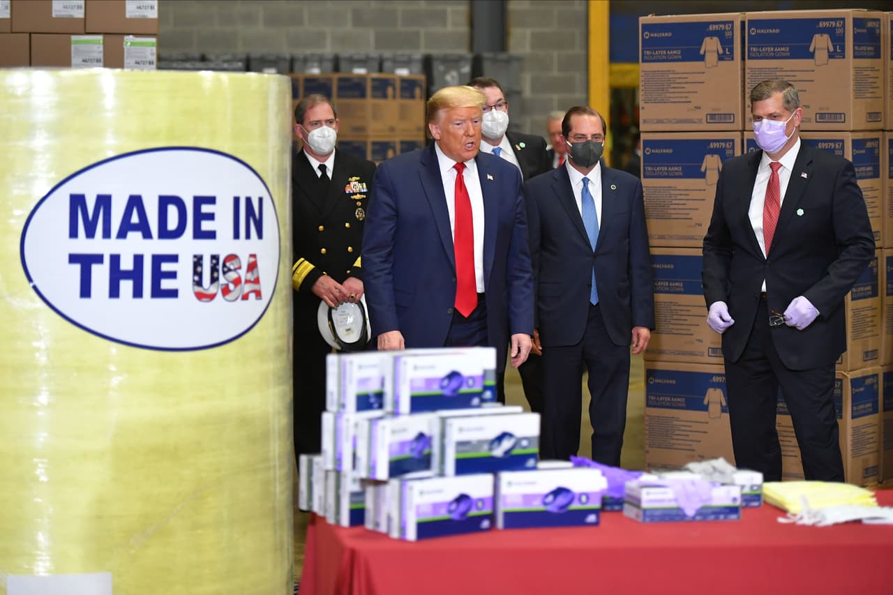 El presidente Donald Trump visita las instalaciones de la compañía de distribución de material médico Owens and Minor Inc. en Allentown, Pennsylvania el 14 de mayo de 2020.