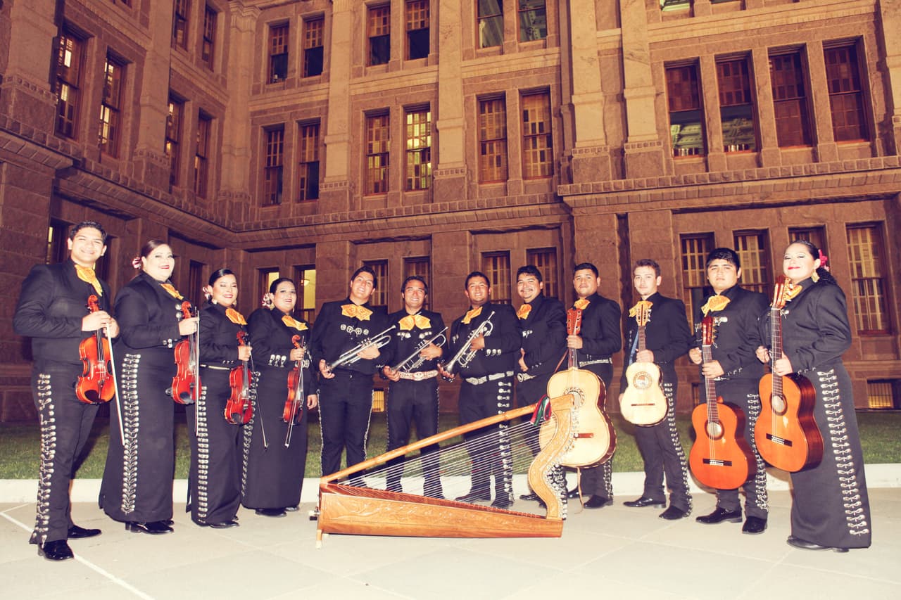El equipo de Univision dio El Grito con mariachi y grandes espectáculos desde el Capitolio de Texas.
