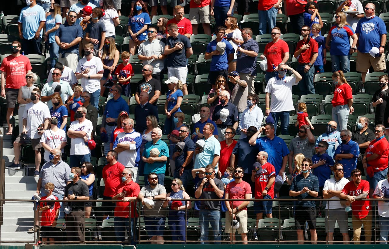 Los 37,238 asistentes llenaron el estadio Globe Life Field para presenciar el Blue Jays vs. Rangers Texas en tiempos de coronavirus.