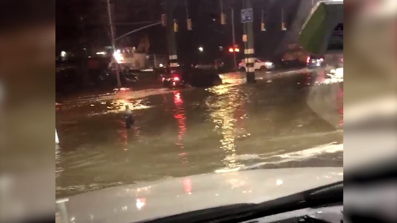 Se inunda autopista de El Bronx y tienen que rescatar a ocho conductores