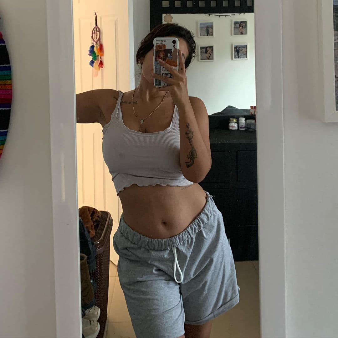 “Hace un mes me quité los implantes. Hace un mes tomé una de las mejores decisiones de mi vida. Definitivamente no pienso igual que la mujer de 20 años que por presión social decidió operarse y ponerse más bubis”, anotó.