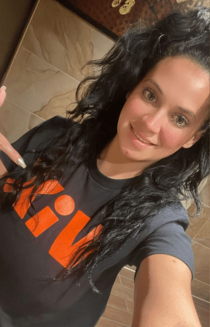 Incluso los días de descanso la locutora luce radiante y aqúi la vemos muy comoda con su playera de
<b><a href="https://vix.smart.link/nf1l32vsc?&site_id=univision&creative_id=evergreen&lpurl=https://vix.com/es-es/canales&cp_1=internal_referral&cp_2=ed_entertainment&cp_3=0&cp_4=0" target="_blank">ViX</a></b>.