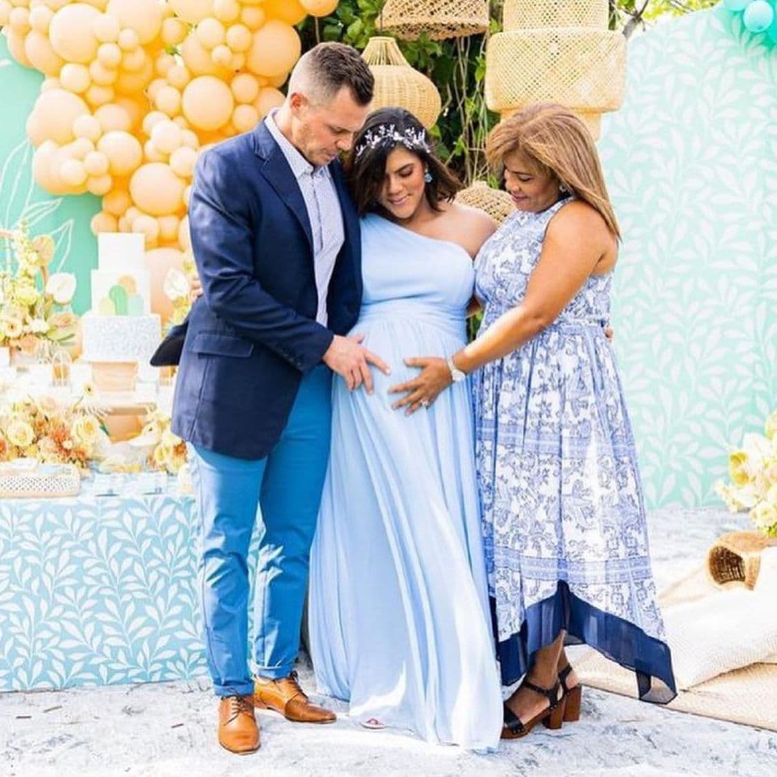 La presentadora dominicana disfrutó de un día sensacional a la espera de su primogénito con una reunión muy especial a la que no pudieron faltar su mamá Divina Montero y su esposo Francesco Zampogna. Sus amigos de Había Una Vez Una Foto se encargaron de captar todos los momentos en imágenes para que Gennaro vea con tanto amor lo esperaban sus papás.