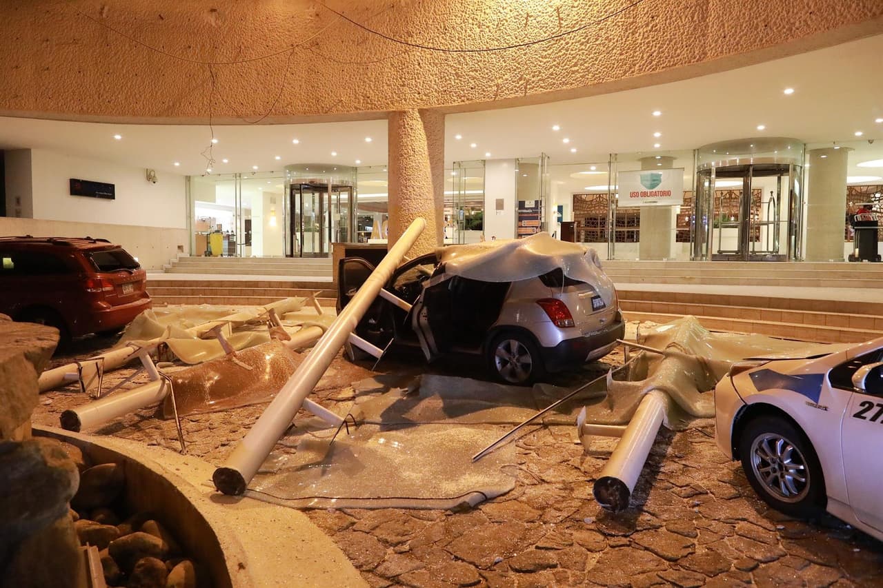 También en las afueras de un hotel en Acapulco, varios autos fueron
<b>golpeados fuertemente por una infraestructura dañada</b> por el sismo.