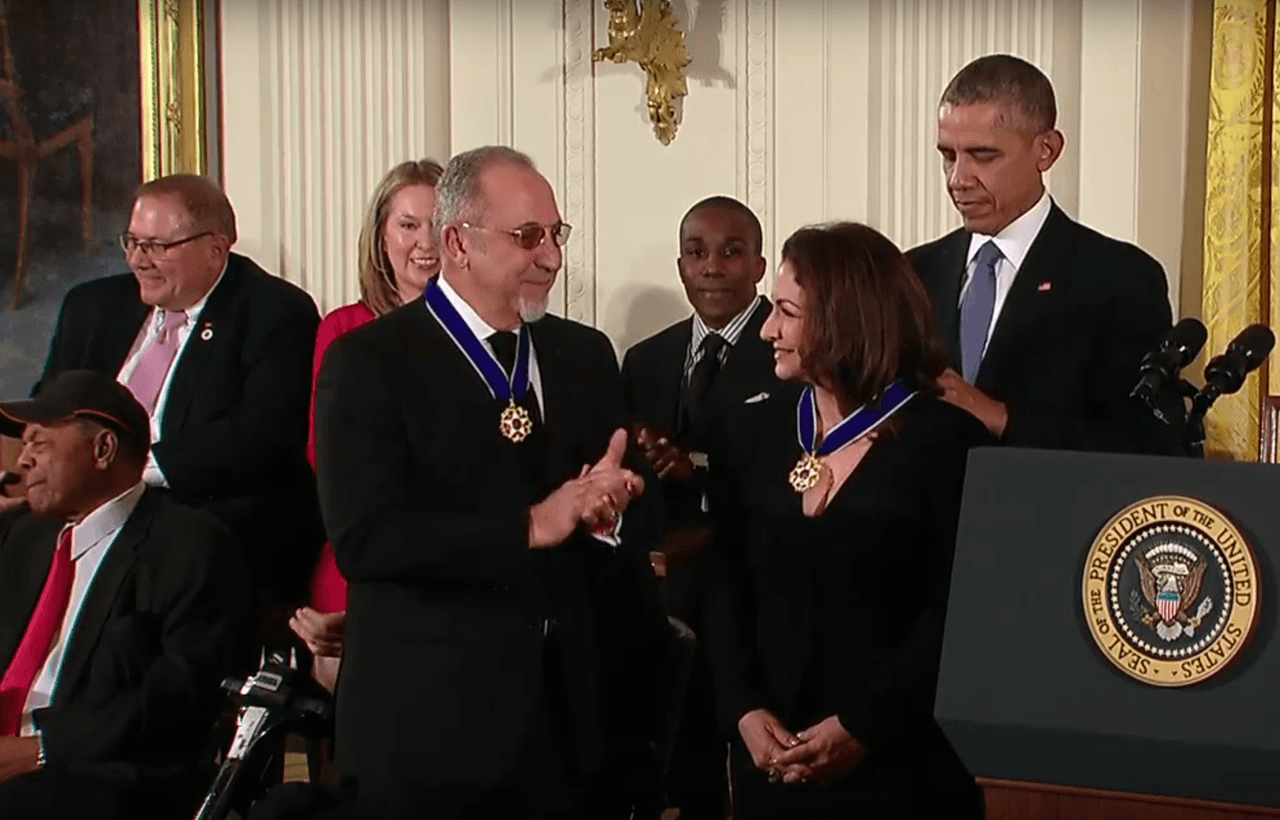 Emilio y Gloria Estefan reciben la Medalla de la Libertad en EEUU