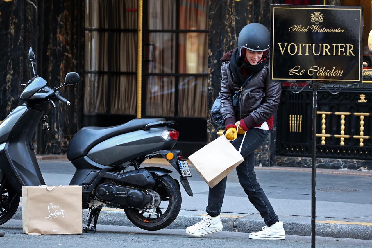 Justamente de una chica que debe hacer compras para gente rica.