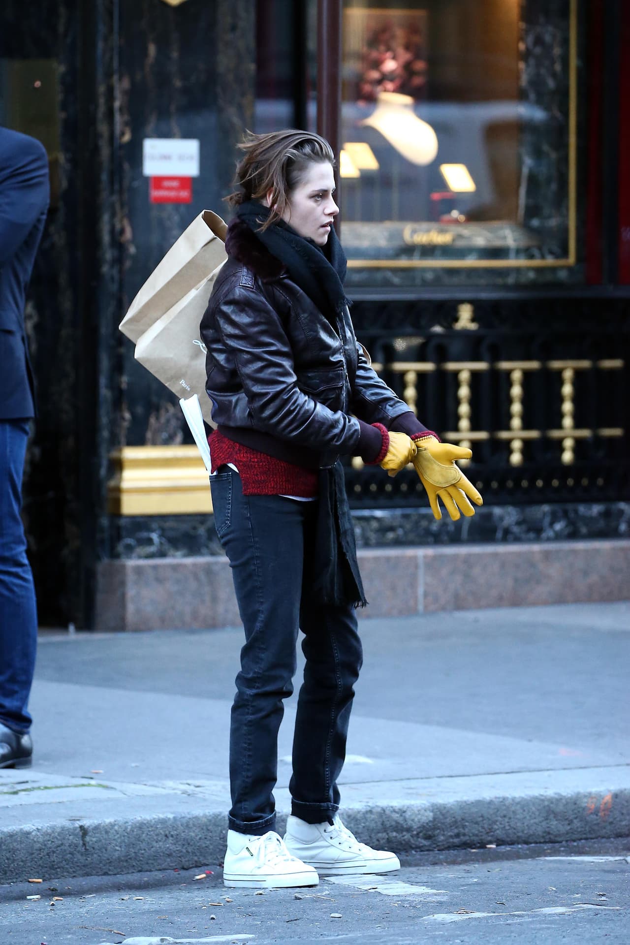 Antes, hay que ponerle unos guantes.