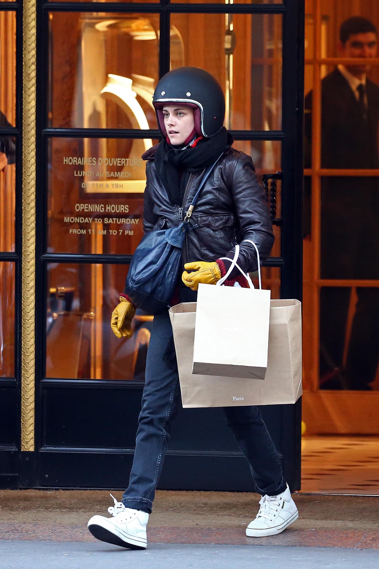 Cargando muchas bolsas de 'shopping'.