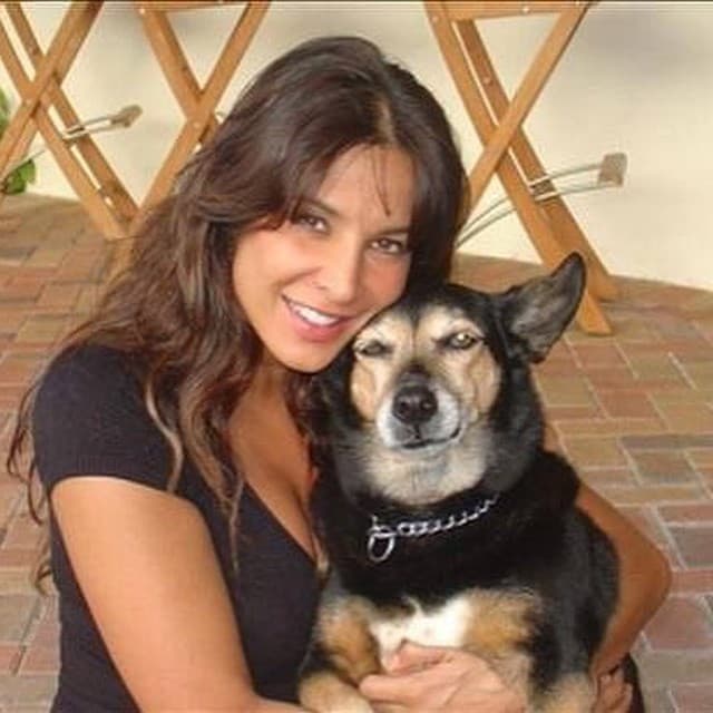 En el año 1990 compartió créditos con su hermana Lorena Rojas, fallecida el 16 de febrero de 2015, en la telenovela ‘Alcanzar una estrella II’.
<br>