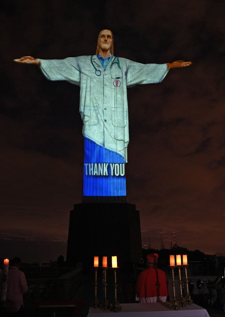 El Cristo Redentor de Río de Janeiro, que dice "Gracias". El Cristo fue 'vestido' de médico con luces.