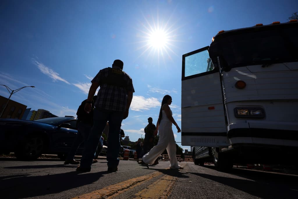 <i>Univision San Antonio</i> ha documentado cómo desde
<b>mayo del 2025 esta corte ha sido testigo de varios <a href="https://www.univision.com/local/san-antonio-kwex/familia-hondurena-hispana-separada-inmigrantes-corte-san-antonio-texas" target="_blank">casos de arrestos y trasladados de inmigrantes</a></b> tras presentarse a su cita para su proceso.