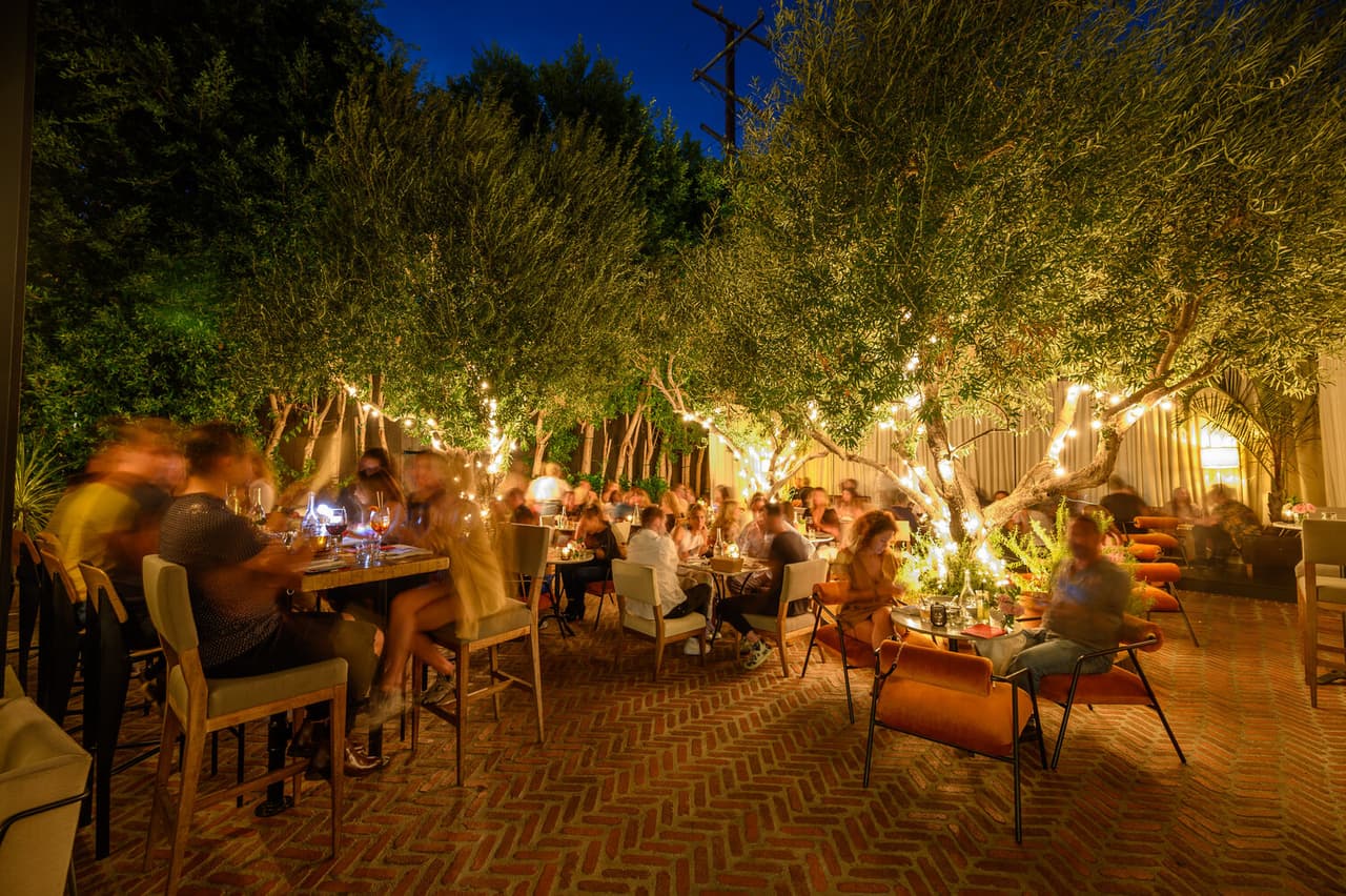 <h3 class="cms-H3-H3">Laurel Hardware, Mid-City/Weho</h3>
<br>Una antigua ferretería con pequeños platos e ingredientes salidos directo de la Granja. Oscuramente iluminada y muy moderna, Laurel ofrece bebidas y comida deliciosa. Además su ubicación en Santa Monica Boulevard te permitirá dar un paseo posterior a la cena.
<br>
<b>Dirección: </b>Laurel Hardware, 7984 Santa Monica Boulevard, West Hollywood, CA, USA.
<br>
<b>Teléfono: </b>323-656-6070