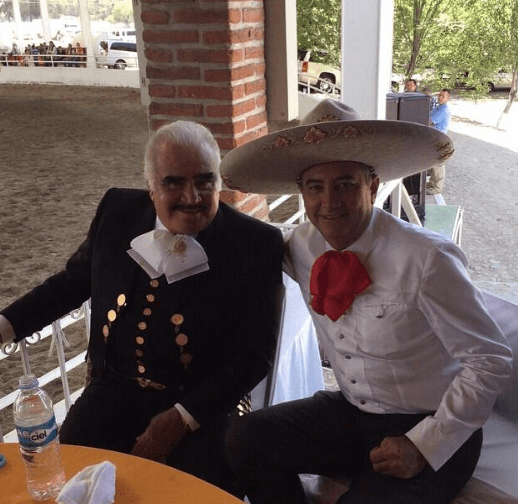 A diferencia de sus hermanos y aunque Gerardo heredó de su padre el don de la voz, la pasión por la crianza de caballos pura sangre y la charrería, lo llevó a tener una vida lejos de las tarimas y convertise en un empresario de bienes raíces.