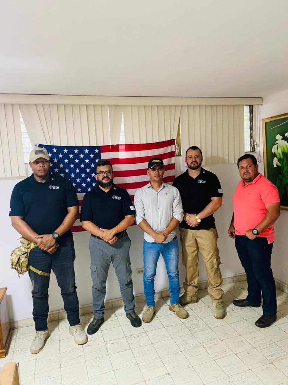 Una foto tomada en Haití de algunos de los contratistas de seguridad colombianos. De izquierda a derecha: el 'traductor' haitiano-americano James Solages, el excapitán Germán Rivera ('Coronel Mike'), el exsargento Mauricio Romero, un exsoldado no identificado y el exsargento Duberney Capador.