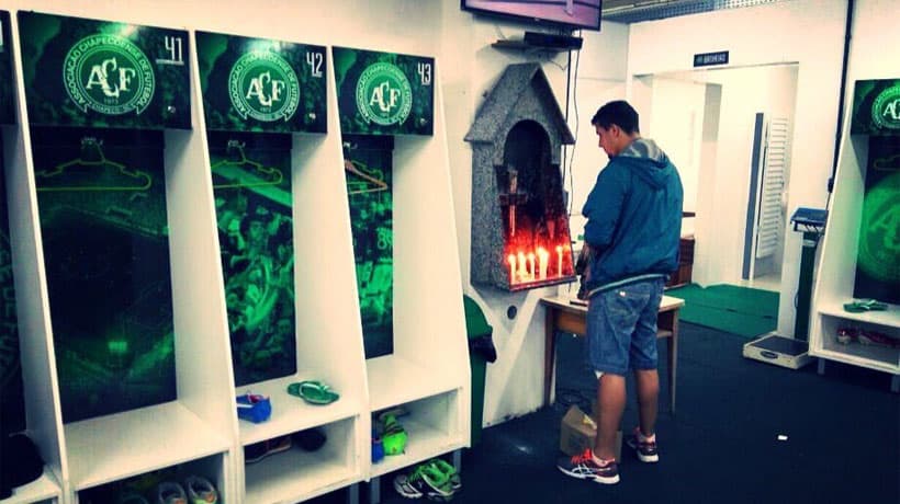 Un pequeño altar fue colocado dentro del vestuario del Chapecoense