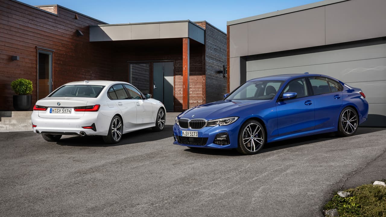 La línea Serie-3 de BMW estará compuesta inicialmente de cuatro modelos, el
<b>330i</b>, el
<b>330i xDrive</b>, el
<b>M340i </b>y el
<b>M340i xDrive</b>. Los modelo xDrive cuentan con tracción integral. Estos modelos comenzarán a llegar a los concesionarios de la marca en Estados Unidos a partir de marzo del próximo año, en donde serán acompañados por el modelo
<b> híbrido enchufable 330e </b>ya entrado el año 2020. Sorprendentemente, a pesar de llegar entrado el año 2019, BMW lo va a mercadear como modelo 2019 y no como modelo 2020.
