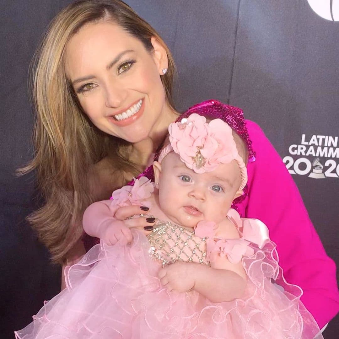 Baby Megan, la hija de Michelle Galván, fue una de las invitadas que mejor lució y la que más ternura provocó. Ella vio el show desde casa usando un vestido color coral, lleno de olanes y con detalles de flores en los hombros. Como accesorio utilizó un tocado de flores del mismo tono."Noche de Latin GRAMMY, ¡creo que fui la bebé mejor vestida! ¿O no?", escribieron en su cuenta de Instagram.