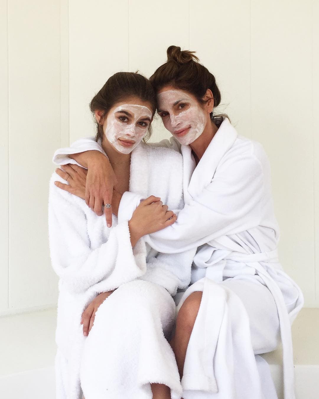 Cindy Crawford compartió esta foto en la que aparece junto a su hija Kaia disfrutando de un día de spa y ¡lucen igualitas!